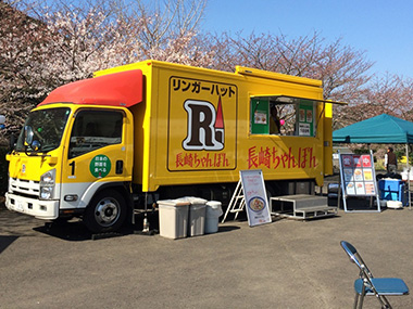 長崎七ツ釜鍾乳洞の西海桜祭りに出動。花見しながらの食事は最高ですね！