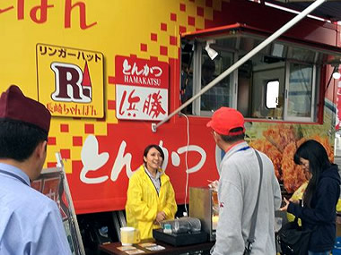 大阪岸和田競輪場。揚げたてのとんかつをお召し上がりください！